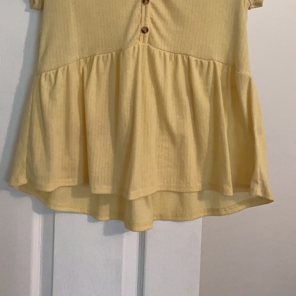 Pale yellow top - Picture 2 of 2